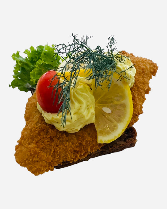 Fiskefilet med remoulade, citron, tomat og dild. Anrettes på dansk solsikke rugbrød