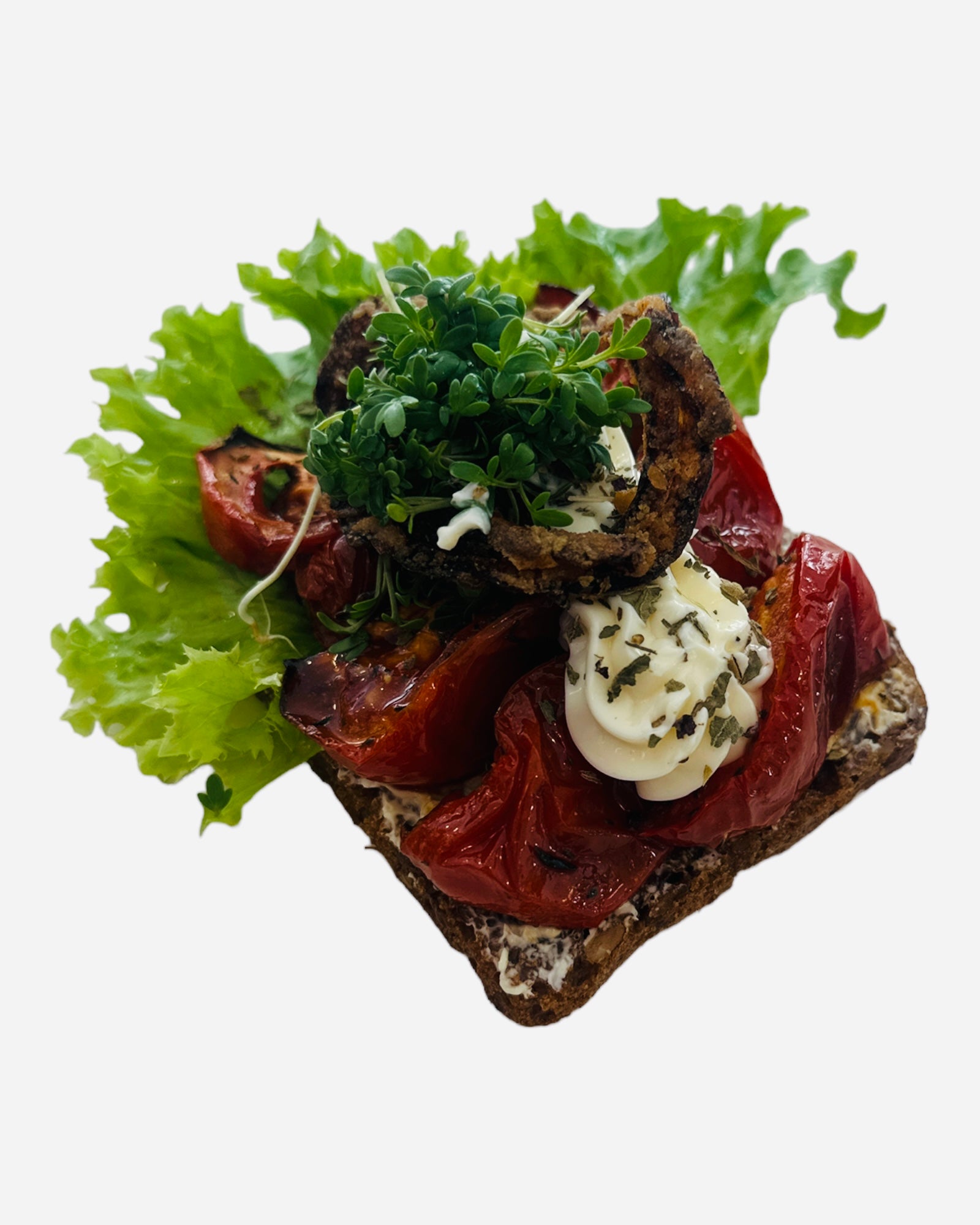 ovnbagt tomat med basilikum mayonnaise, friteret løg og karse. Anrettet på dansk solsikke rugbrød