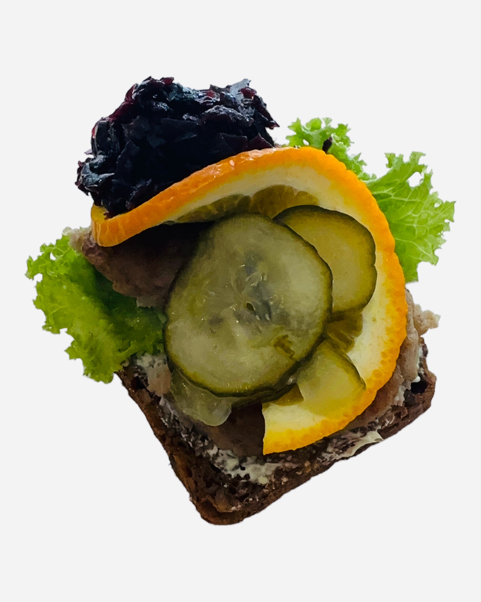 Dansk frikadelle med rødkål, appelsin og syltede agurk. Anrettes på dansk solsikke rugbrød